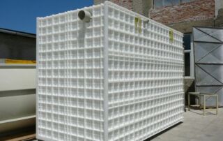 prostopadloscienne-zbiorniki-z-zebrowana-sciana-1-320x202