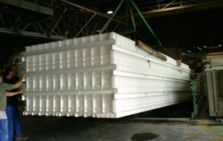 prostopadloscienne-zbiorniki-z-zebrowana-sciana-3-320x202