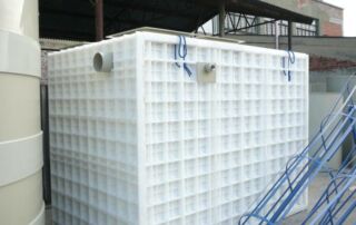 prostopadloscienne-zbiorniki-z-zebrowana-sciana-9-320x202